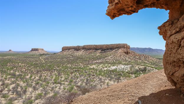 Von der Höhe des „Vinger-Klips“ hat man eine sehr schöne Aussicht auf die Steppenlandschaft und im Hintergrund sind die Tafelberge von Namibia zu sehen.